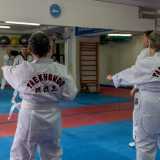 ...con indosso il dobok, l�uniforme bianca indossata dai praticanti di arti marziali coreane